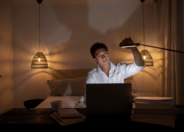 Nguy hiểm của việc thức khuya bên máy tính?