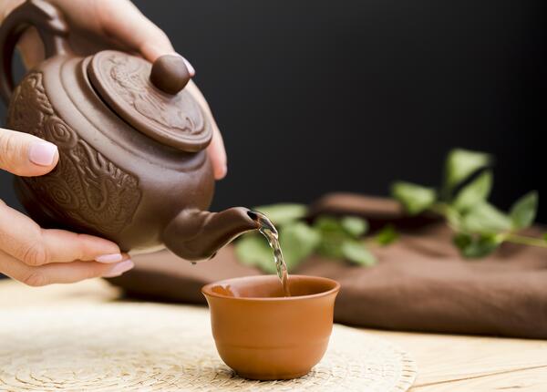 Trong trà có chất gì gây mất ngủ? Những lưu ý khi uống trà