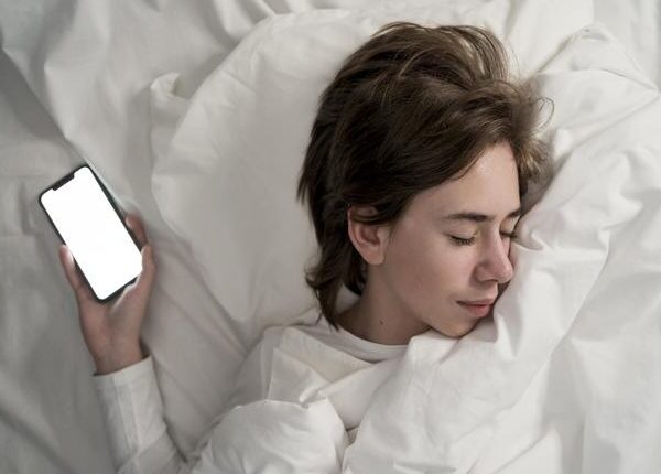 Tại sao không nên để điện thoại đầu giường khi đi ngủ?