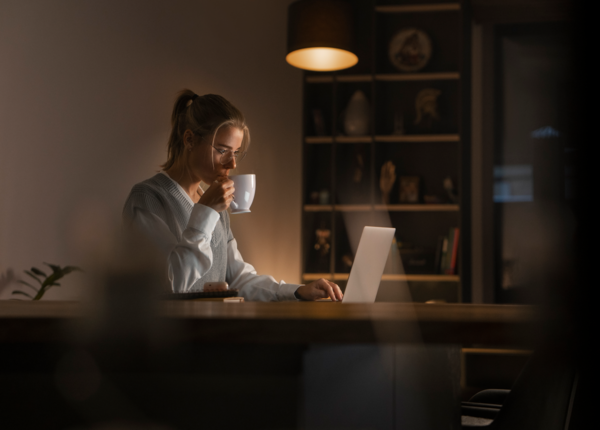 Thiếu ngủ, thức khuya thường xuyên là nguyên nhân gây ngủ hay giật mình