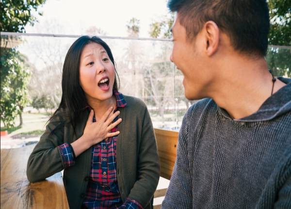 Hắng giọng, lẩm bẩm,.. là dấu hiệu dễ nhận thấy ở người mắc hội chứng Tourette
