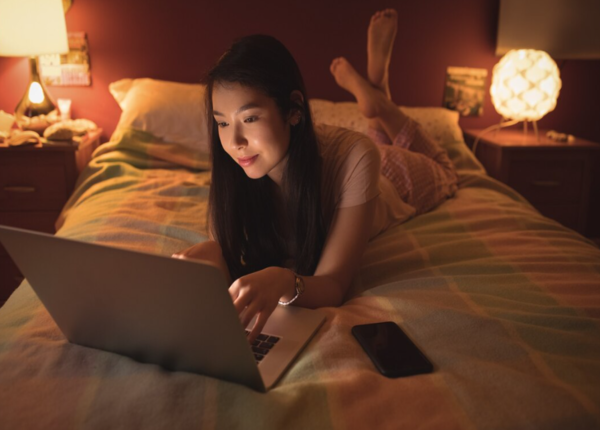 Khó ngủ do điện thoại sử dụng liên tục ngay trước giờ ngủ