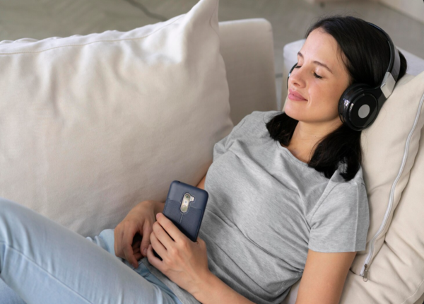 Đeo tai nghje, âm thanh vừa phải giúp não bộ tiếp thu nhịp song âm dễ dàng