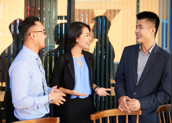 Việc tham gia vào các câu lạc bộ, hội nhóm giúp người dùng thoát khỏi không gian mạng