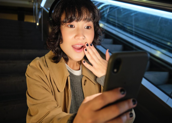 Parasocial là gì: Mối quan hệ một chiều trong thời đại số