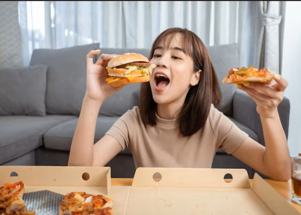 Ăn quá no bữa tối cũng là nguyên nhân gây buồn ngủ sau khi ăn