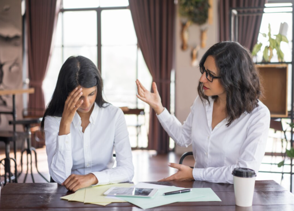 Né tránh ánh mắt, ngại giao tiếp là cảm giác tự ti, mặc cảm ngoại hình