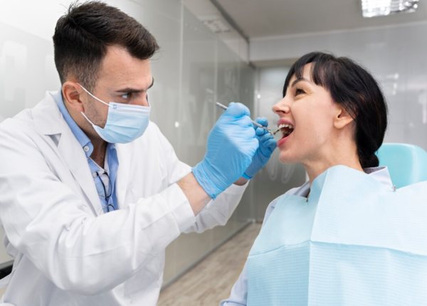 Người bị nghễn răng khi ngủ nên đi khám nha sĩ