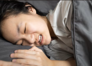 Tại sao chúng ta lại bị nghiến răng khi ngủ