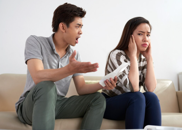 Suy diễn, khó kiềm soát cảm xúc là dấu hiệu hoang tưởng ghen tuông