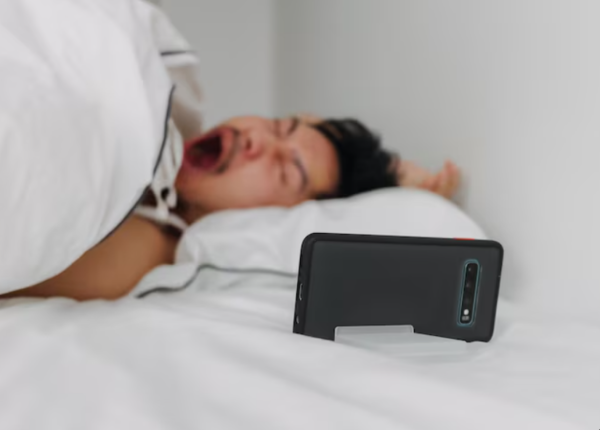 Người bị rên rỉ khi ngủ có thể theo dõi bằng thiết bị quay hình hoặc ghi âm