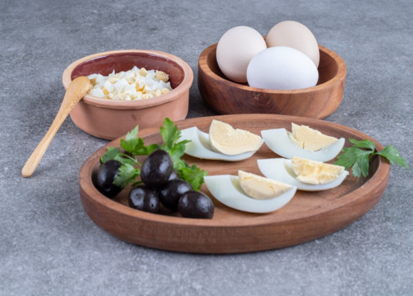 Một bữa sáng đơn giản với sữa chua và trứng giúp cung cấp đủ protein