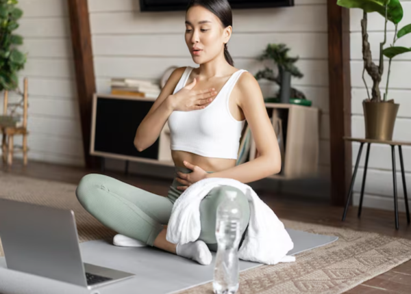 Ngồi thiền, hít thở sâu giúp người bệnh giảm căng thẳng, thư giãn cơ thể