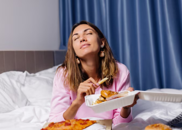 Cung cấp 1 lượng lớn chất đạm ngay trước khi ngủ có thể gây khó chịu, chướng bụng