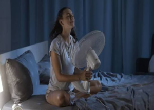 Đổ mồ hôi giữa đêm, tỉnh giấc bật quạt là dấu hiệu phòng quá nóng