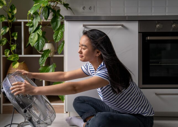 Dùng quạt hoặc điều hòa giúp phòng được thông thoáng hơn